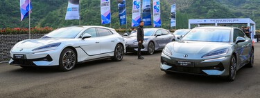 China se ha pasado el juego con el coche eléctrico: sus estaciones de carga son tan brutalmente rápidas que ya da igual la autonomía de los coches 