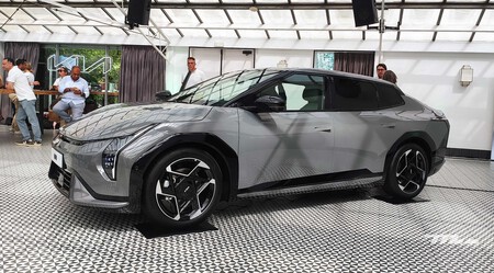 Conocemos el nuevo Kia EV4, un coche eléctrico que al fin es diferente y pretende dar guerra a Tesla con una receta muy sencilla: no parecerse a Tesla
