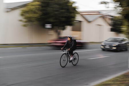 Cicilista circulando mal por vía urbana