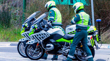 A la fuga de la Guardia Civil en un scooter y vacilando a los agentes. Acaba cayendo por un barranco de cinco metros e inmune al Taser