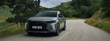 Probamos el DS 7 AWD: hemos puesto hasta arriba de barro un SUV francés premium con el que no saldrías de la carretera, y hemos sobrevivido con estilo