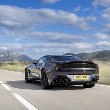 Probamos el Aston Martin Vanquish: un gran turismo descomunal, fiel a la mecánica V12 con 835 CV que se logran como debe ser, sin electrificar