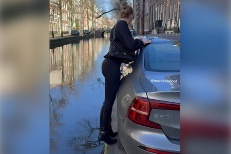 O aparcas bien o te caes al canal. Cada vez es más difícil encontrar sitio en Ámsterdam, así que las bicis están ganando terreno