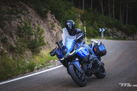 Probamos la BMW R 1300 RT: podrías pensar que es la misma moto rutera de siempre, pero es más potente y con un chasis que se transforma