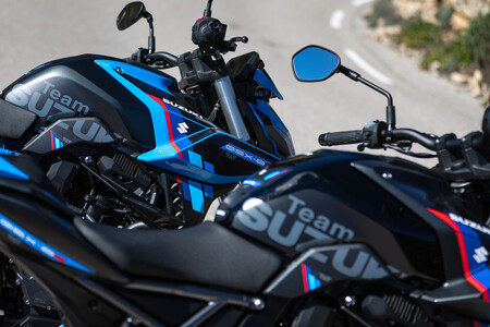 El contraataque de Suzuki a las trail de carretera se llama GSX-8T, y viene con una hermanita radical bajo el brazo