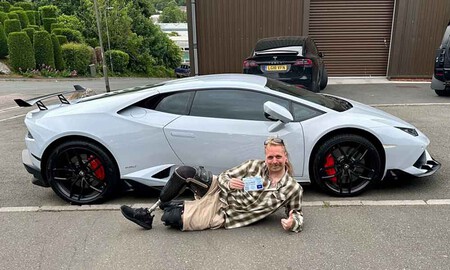 Aparcó su Lamborghini Huracán en una plaza para discapacitados y le lincharon en redes sociales. Su foto por respuesta fue un zasca épico