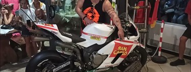 Ráfagas al cielo, o el ritual motero del mejor amigo de Marco Simoncelli dando gas a su Honda CBR1000RR de MotoGP cada noche 