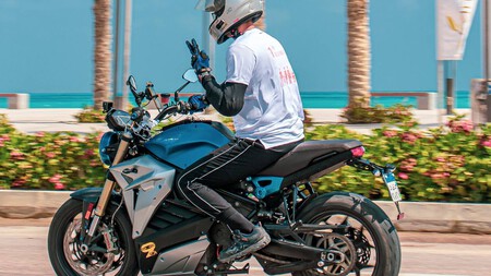 Si pensabas que viajar en moto eléctrica era imposible, estabas equivocado. Un egipcio ha hecho 13.000 km en un mes