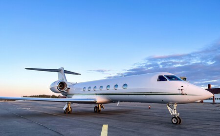 España y otros siete países quieren que los ricos paguen más por volar: habrá tasas especiales para jets privados y billetes de primera clase