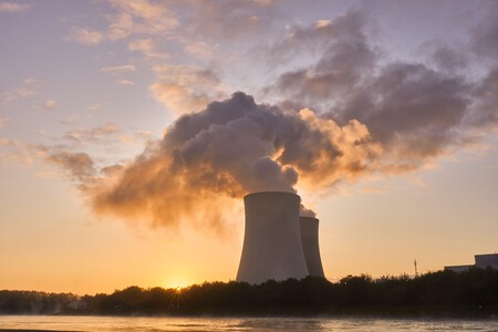 Hace tanto calor que en Europa están cerrando centrales nucleares, y eso sube el precio de la luz. En España no es un problema, pero solo de momento 