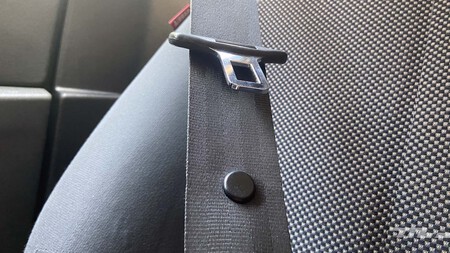 El cinturón de seguridad de tu coche tiene un botón. Probablemente ni te habías fijado, pero tiene una función clave