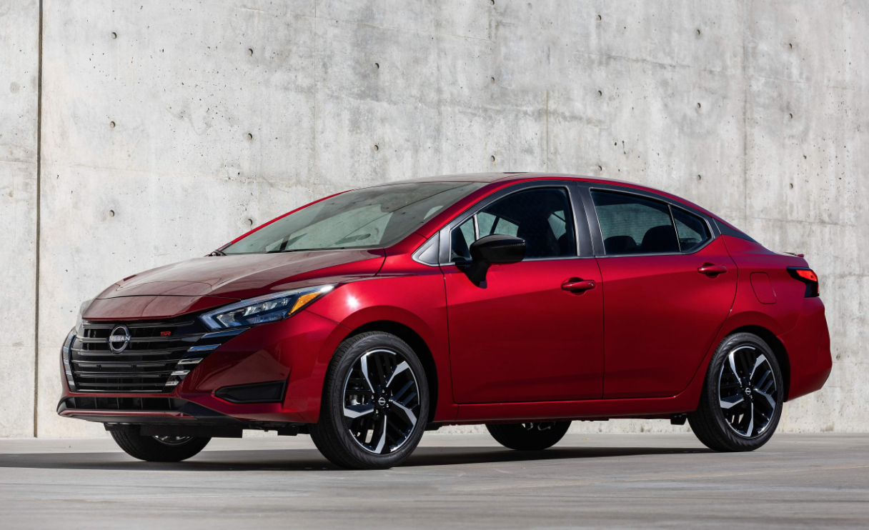 El Nissan Versa 2025 ya tiene precio en México: así quedan el equipamiento y versiones del auto más vendido del país