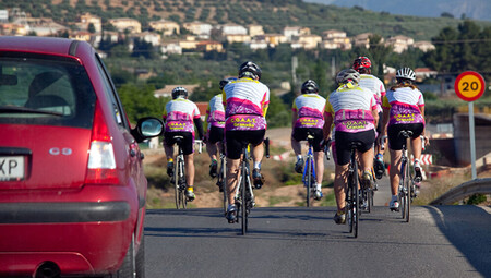 Ciclistas circulando en grupo por carretera convencional