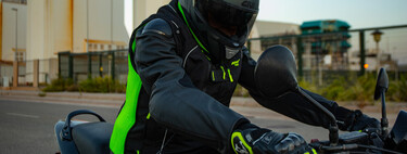 Desde julio será obligatorio usar airbag para el carnet de moto. El problema es que las autoescuelas están obligando a los alumnos a llevarlo de casa, y encima han subido el precio 