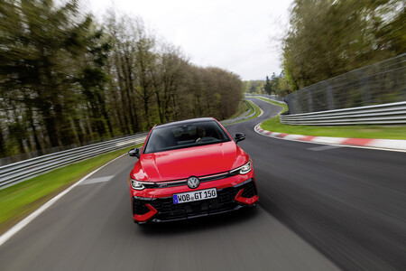 Por fin hay un Volkswagen Golf GTI más potente que un CUPRA. El Golf GTI Edition 50 es el más salvaje y potente de la historia y llega arrasando en Nürburgring