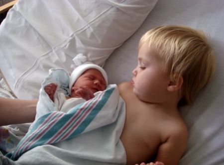 "Aquí está tu hermanito": nueve tiernos vídeos de hermanos mayores conociendo al nuevo bebé