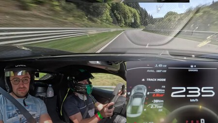 Hay mucha coña con los coches eléctricos, pero este Rimac Nevera pasa por encima al resto de coches en Nürburgring como si estuvieran parados