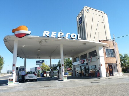 Gasolinera y coche repostando carbrurante