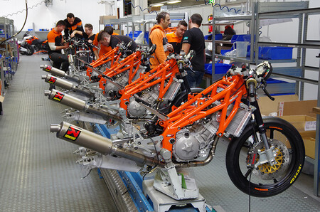 Confirmado: KTM ya es libre y su fábrica vuelve a echar humo. Sus nuevas motos están al caer, y hay fecha