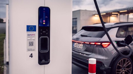 Al reto de cargar un coche eléctrico fuera de casa en España se suma una nueva dificultad: están intentando estafarte con códigos QR falsos