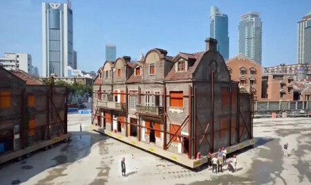 En España tardamos años en soterrar una carretera. En China, 432 robots han movido un edificio histórico de 7.500 toneladas en 21 días