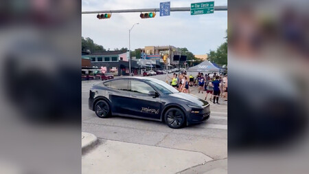 “Estamos siendo super paranoicos”. Tesla ha puesto a trabajar a sus robotaxi autónomos en Texas, pero no se fía de ellos y está utilizando conductores remotos