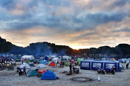 Una explosión en Pingüinos deja a dos motoristas en la UCI y otros tres heridos tras avivar un fuego con gasolina o aceite