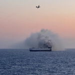 Un barco que traía autos eléctricos a México llevaba semanas incendiándose en medio del mar. Nadie lo rescató y se terminó hundiendo