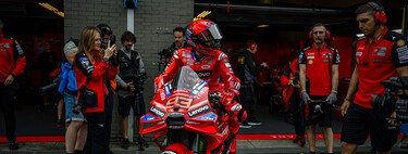 Marc Márquez no para de decir que su Ducati es igual que la del año pasado. Hasta su jefe ha tenido que desmentirle 