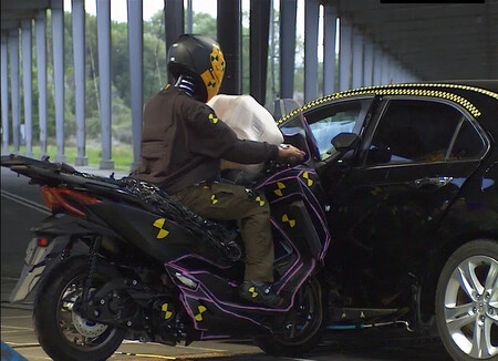 Una inesperada marca de coches se ha metido a hacer airbags de moto. Y pueden ser la solución a la que solo Honda se ha atrevido antes