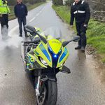 Le birlan sus tres motos del garaje, les persigue en coche, uno se accidenta y ahora quieren que vaya a la cárcel "por no llamar a emergencias" 