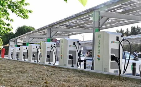Una electrolinera para cargarlos a todos. Leganés acaba de abrir una de las estaciones de carga más grandes de España: casi 50 enchufes, 15 ultrarrápidos