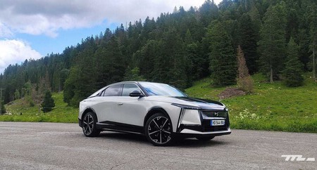 Probamos el nuevo DS Nº8: a medio camino entre SUV y berlina, es un eléctrico de lujo que me ha sorprendido por su confort y autonomía de diésel