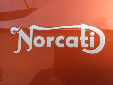 Si Ducati y Norton tuviesen un hijo se llamaría Norcati. Es una marca de motos que existe, está a la venta y puede ser tuya