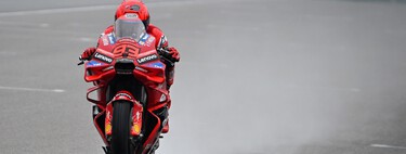 Marc Márquez remonta para ganarle la sprint de Alemania a Marco Bezzecchi en la última vuelta bajo la lluvia 
