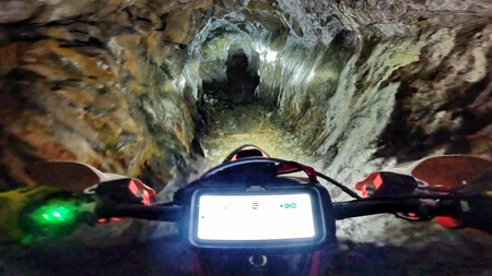 "¿Qué estoy haciendo?". Se mete en una mina abandonada con una moto eléctrica y acaba encontrando lo que menos se esperaba