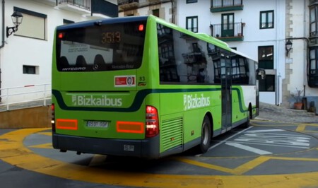 Si el autobús no gira, que gire la calle. Esta plataforma de un pueblo de Bilbao permite que los autobuses puedan girar en calles estrechas. No es nada nuevo, ya lo usan los trenes