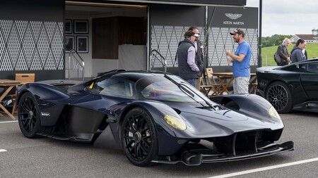 Se compró un Aston Martin Valkyrie por tres millones y ahora ha demandado a la marca: el motor V12 hace tanto ruido que ni oye venir a las ambulancias
