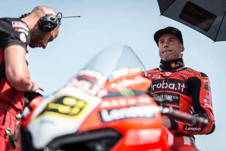 Álvaro Bautista confirma que no se quiere retirar tras ser despedido por Ducati, y la salvación podría pasar por Honda y MotoGP