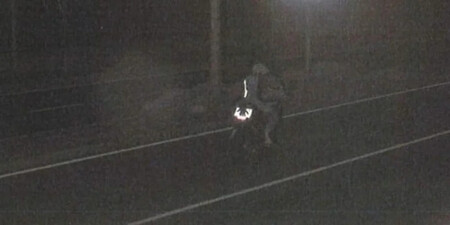 Un motorista se dedicó a tapar la matrícula de su moto al pasar por un radar. Nadie parecía poder pillarle... hasta que los vecinos le han puesto una trampa