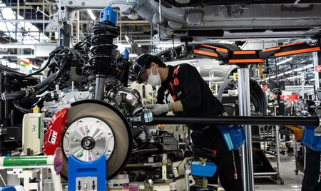La fábrica de deportivos de Toyota es un núcleo de resistencia contra los robots: los maestros takumi montan a mano cada coche