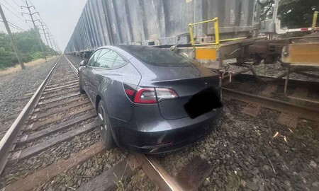 Se supone que este fin de semana los robotaxis de Tesla empiezan a llevar pasajeros. Mientras tanto, su Autopilot sigue teniendo accidentes contra trenes