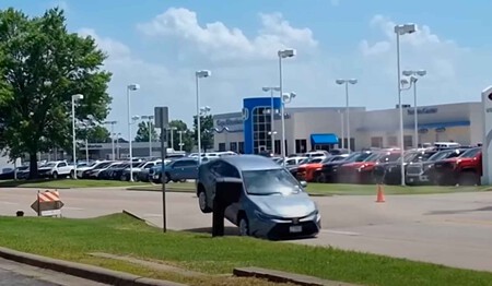 "La carretera explotó". Un bache gigantesco hizo saltar por los aires a un Toyota Corolla. El causante fue el calor