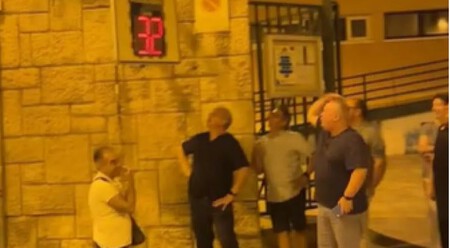 Alcoy puso un radar informativo para educar a sus vecinos. Se han dedicado a cachondearse de él a puro sprint nocturno