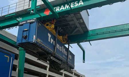 Una grúa que levanta camiones para romper las reglas de las mercancías en España. La solución definitiva para combinar transporte por carretera y tren
