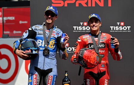 "Mi moto es más vieja". Marc Márquez no para de decir que su Ducati es como la de su hermano, pero Álex Márquez no está de acuerdo 