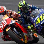 MotoGP está preparando un documental para rememorar el décimo aniversario de la "patada" de Valentino Rossi a Marc Márquez 