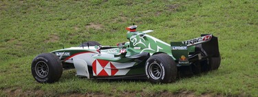 Cuando Jaguar corría en la F1 y usaba Fernando Alonso como probador, pero fue un fracaso tan grande que le regalaron el equipo a Red Bull