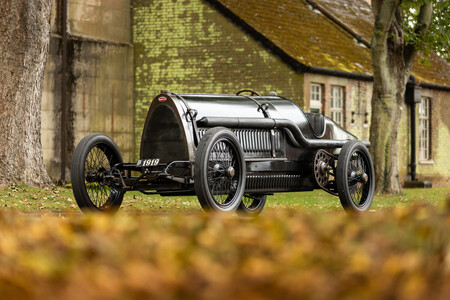 Este Bugatti único en el mundo lleva motor de avión, cumple 101 años y podría venderse por más de lo que cuesta un Ferrari