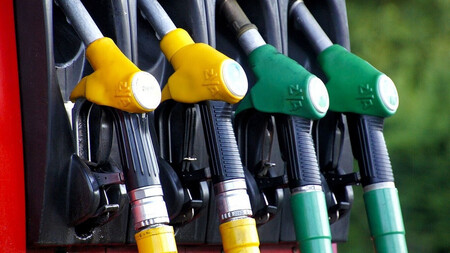 Si tienes que llenar el depósito de tu moto, hazlo ya. Antes de que el precio de la gasolina suba más por la guerra en Irán